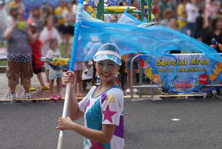 女性ダンサー 歌手のアップ写真 Usjリボーンパレード ハロウィン Usjブログ アトラクション ユニバーサルスタジオジャパン